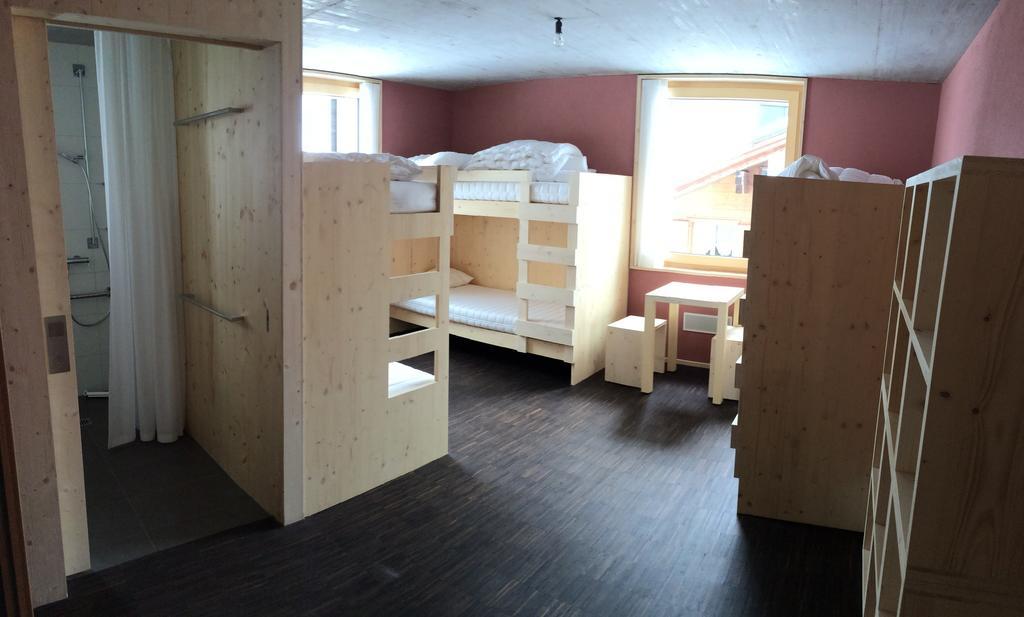 Hostel Nova Casa Spinatscha Sedrun Pokoj fotografie